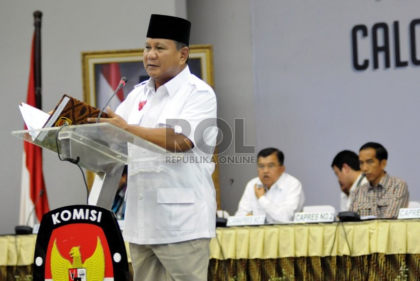 Calon presiden nomor urut satu Prabowo Subianto membacakan laporan harta kekayaan dari di Kantor KPU, Jakarta, Selasa (1/7). (Republika/Aditya Pradana Putra).