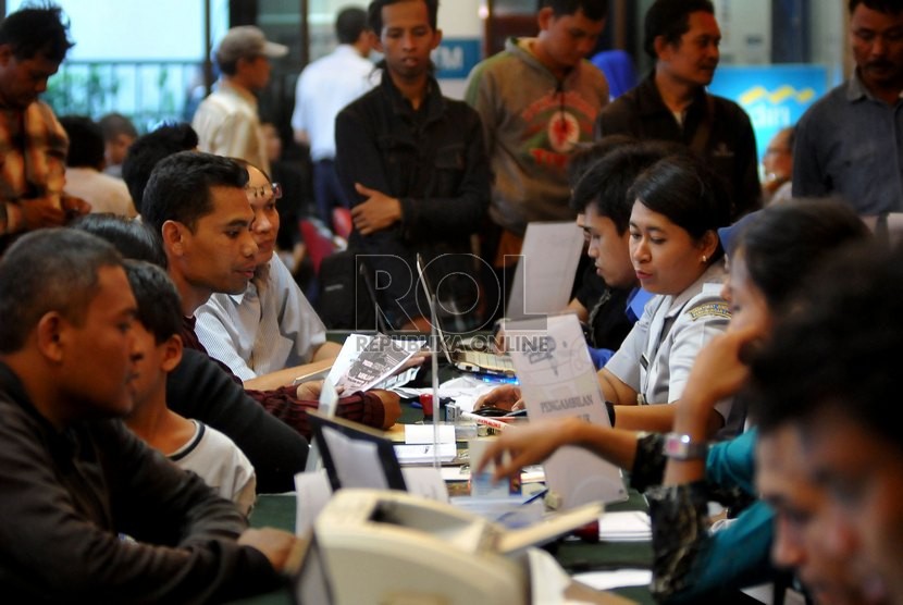 Pegawai Kemenhub menata data calon pemudik pada hari pertama pendaftaran mudik gratis di Kantor Kemenhub Jakarta, Selasa (1/7). (Republika/Prayogi)