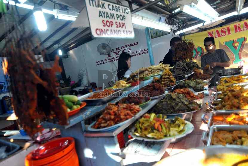  Pengunjung memilih lauk-pauk di kedai Nasi Kapau, Kramat, Jakarta Pusat, Selasa (1/7).  (Republika/ Wihdan)