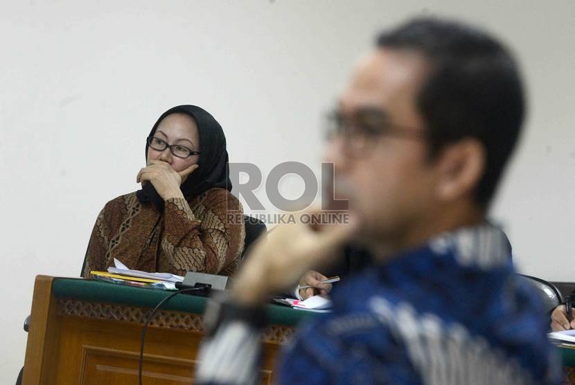  Terdakwa kasus dugaan suap sengketa pilkada Lebak Ratu Atut Chosiyah (kiri), menyimak kesaksian adiknya Tubagus Chaeri Wardana alias Wawan (kanan) di Pengadilan Tipikor, Jakarta, Kamis (3/7). (Republika/Agung Supriyanto)