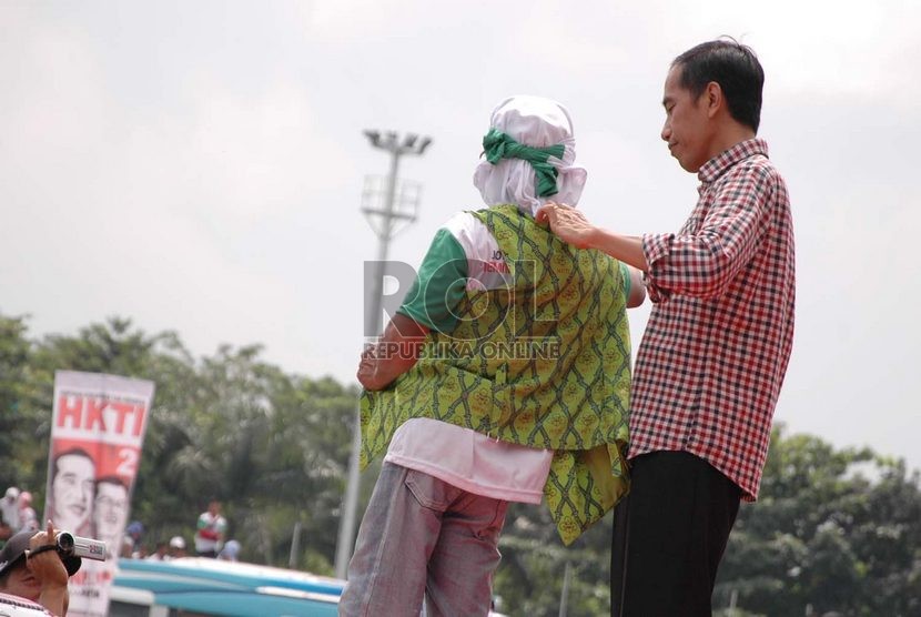 Capres nomor urut dua Jokowi, saat berkampanye di Lapangan Monumen Bandung Lautan Api (BLA), Kota Bandung, Kamis (3/7).   (Republika/Edi Yusuf)