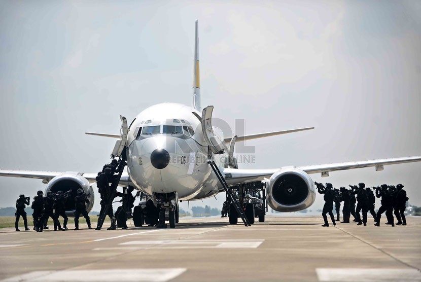   Satuan 81 Kopassus dan Satuan Bravo Paskhas TNI AU melaksanakan operasi pembebasan sandera pesawat Boeing 737 di Lanud Iswahjudi, Madiun, Jawa Timur, Senin (7/7). (Republika/Agung Supriyanto)