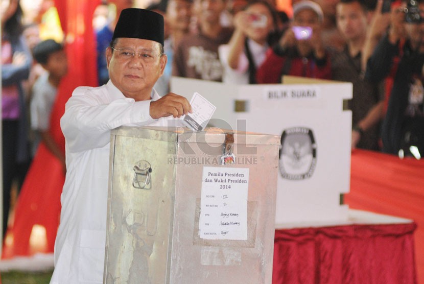   Calon presiden nomor urut satu Prabowo Subianto memasukkan surat suara yang telah dicoblos olehnya di  di TPS 02, Desa Bojong Koneng, Hambalang, Bogor, Jawa Barat, Rabu (9/7). (Republika/Aditya Pradana Putra)