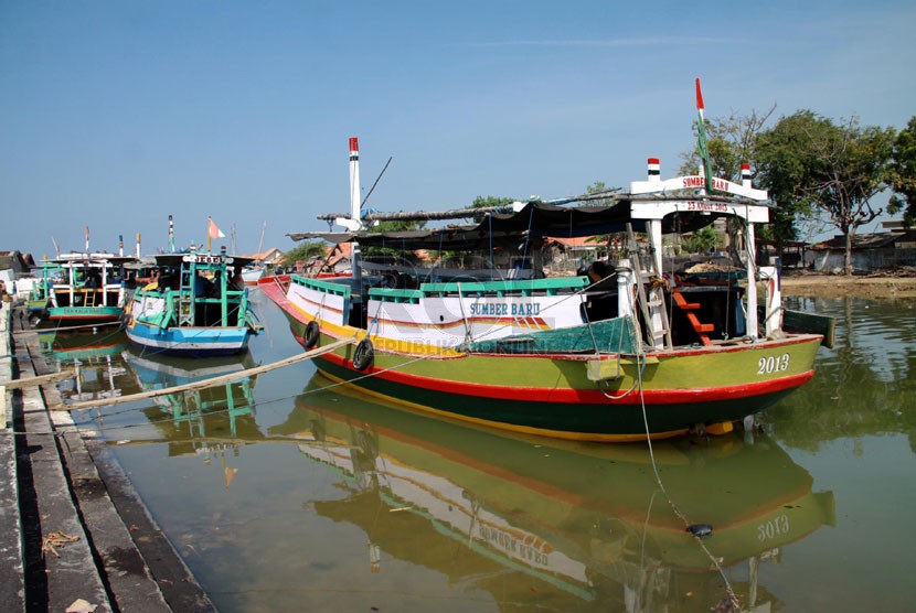   Sejumlah perahu layar bersandar di Pelabuhan Tanglok, Sampang, Madura, Kamis (10/7). (Republika/ Yasin Habibi)