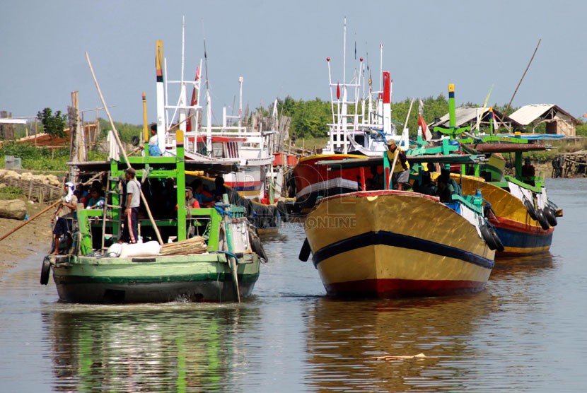   Sejumlah perahu layar bersandar di Pelabuhan Tanglok, Sampang, Madura, Kamis (10/7). (Republika/ Yasin Habibi)