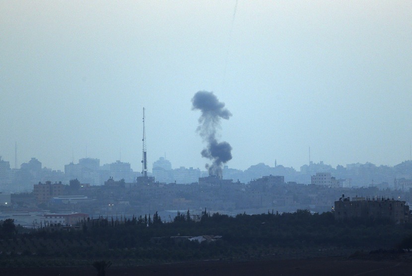 Asap mengepul usai serangan Israel di Gaza, dilihat dari perbatasan Israel-Gaza, Kamis (10/7).  (AP/Lefteris Pitarakis)