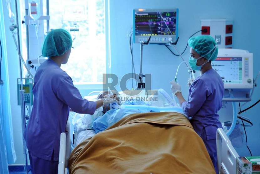 Perawat mengontrol pasien di ruangan ICU Rumah Sakit Pusat Otak Nasional (RS PON), Cawang, Jakarta, Senin (14/7).  (Republika/Aditya Pradana Putra)