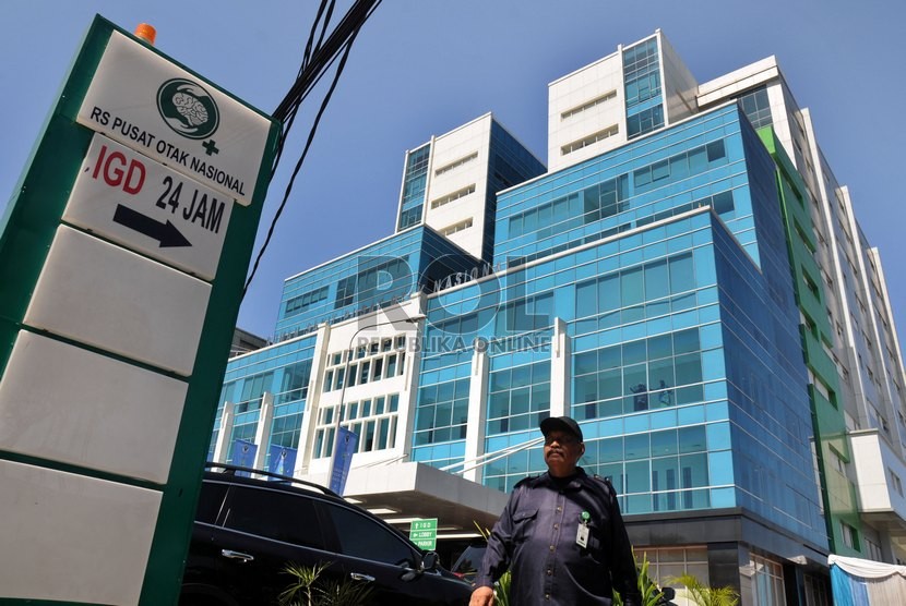  Gedung Rumah Sakit Pusat Otak Nasional (RS PON) di Cawang, Jakarta, Senin (14/7), yang baru diresmikan oleh Presiden Susilo Bambang Yudhoyono.  (Republika/Aditya Pradana Putra)