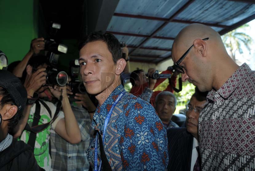  Staf konsultan pendidikan JIS Neil Bentlemen (kanan) dan asisten guru kelas satu SD Ferdinand Tjiong (kiri) saat memenuhi panggilan petugas kepolisian untuk menjalani pemeriksaan terkait kasus kekerasan seksual di Polda Metro Jaya, Jakarta, Senin (14/7). 