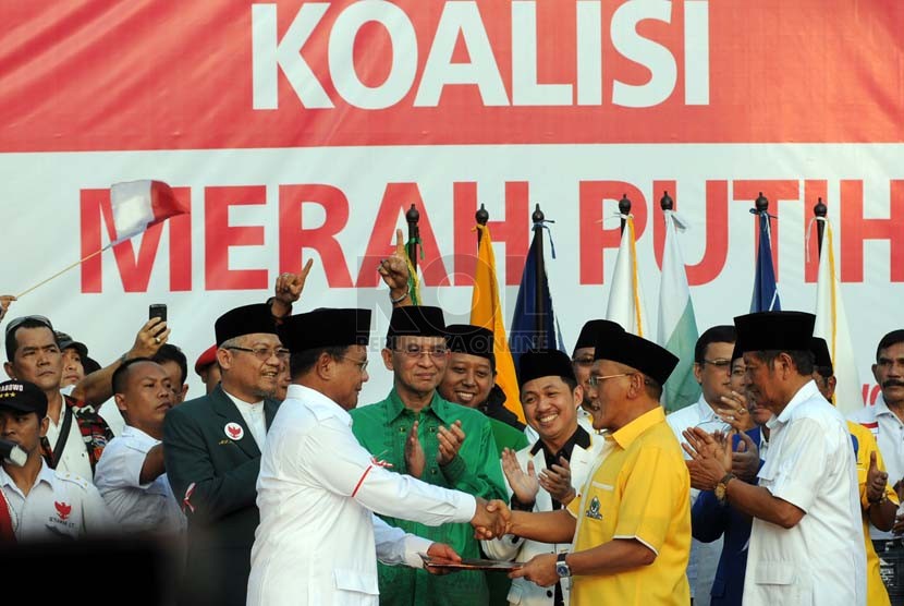  Capres nomor urut satu Prabowo Subianto (keempat kiri) menerima naskah kesepakatan Koalisi Permanen Merah Putih yang diwakili Ketua Umum Partai Golkar Aburizal Bakrie (kedua kanan) di Tugu Proklamasi, Jakarta, Senin (14/7). (Republika/Aditya Pradana Putra