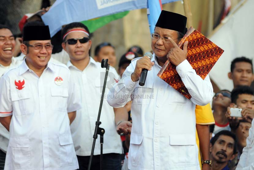  Capres nomor urut satu Prabowo Subianto (kanan) memberikan keterangan pers usai kesepakatan Koalisi Permanen Merah Putih di Pelataran Tugu Proklamasi, Jakarta, Senin (14/7). (Republika/Aditya Pradana Putra)