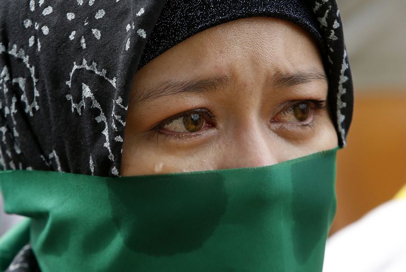 Seorang wanita muslim Filipina menangis saat berunjuk rasa menuju Kedutaan Israel  di Taguig, Metro Manila, Selasa (15/7), mengutuk serangan militer Israel ke wilayah penduduk Gaza . (Reuters / Erik De Castro)