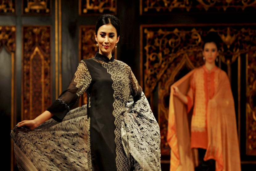  Model mengenakan pakaian batik bernuansa islami pada peragaan busana batik 