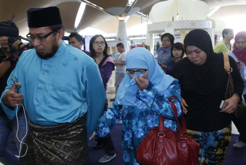 Kerabat penumpang pesawat Malaysia Airlines penerbangan MH-17 yang jatuh di Ukraina tiba di Bandara Internasional Kuala Lumpur, Sepang, Jumat (18/7). (ReutersOlivia Harris)