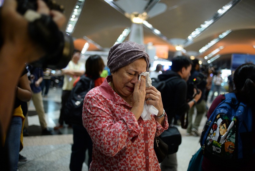  Salah seorang kerabat penumpang pesawat Malaysia Airlines penerbangan MH-17 yang jatuh di Ukraina menangis di Bandara Internasional Kuala Lumpur, Sepang, Jumat (18/7). (AP/Joshua Paul)
