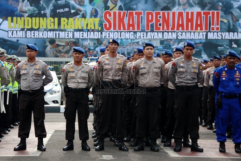   Polisi dan TNI mengikuti apel gelar pasukan Operasi Ketupat 2014 di Polda Metro Jaya, Jakarta, Senin (21/7).   (Republika/ Yasin Habibi)