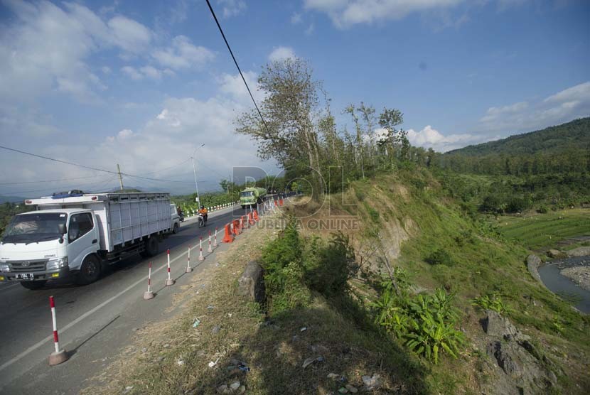  Pengendara truk melintasi jalan rawan longsor di Tonjong, Brebes, Jateng, Selasa (22/7).   (Antara/Wahyu Putro)