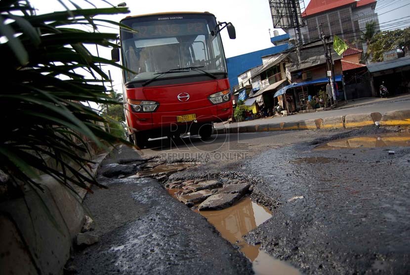   Sebuah busway melintas di Jalan Gunung Sahari Raya, Jakarta Utara, Rabu (23/7).  (Republika/Raisan Al Farisi)