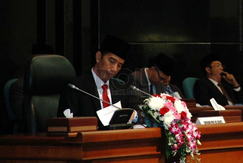 Gubernur DKI Jakarta sekaligus Presiden RI terpilih Joko Widodo mengikuti Rapat Paripurna di Gedung DPRD DKI Jakarta, Rabu (23/7).  (Republika/ Yasin Habibi)