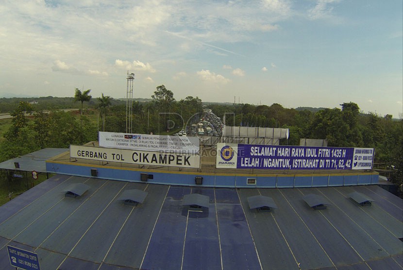 Suasana gerbang tol Cikampek, Kamis (24/7), foto diambil pada pukul 10 pagi.  (foto : Republika.co.id)