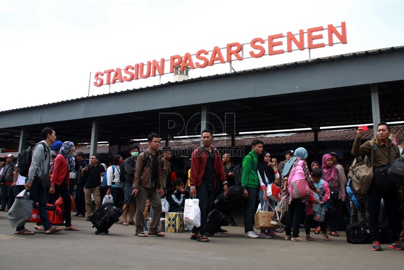   Pemudik menunggu kereta api di Stasiun Pasar Senen (ilustrasi)