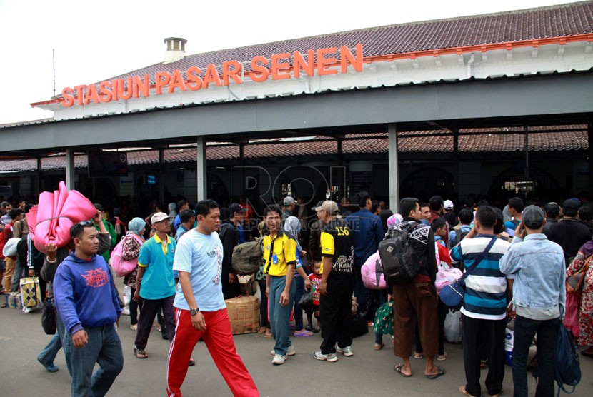   Pemudik menunggu kereta api ekonomi di Stasiun Pasar Senen, Jakarta Pusat, Kamis, (24/7). (Republika/ Yasin Habibi)