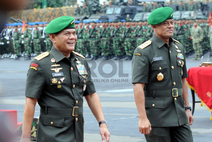  Mantan KSAD Jenderal TNI Budiman (kiri) dan KSAD Letjen TNI Gatot Nurmantyo berjalan usai upacara serah terima jabatan KSAD di Mabes TNI AD, Jakarta, Jumat (25/7). (Republika/Aditya Pradana Putra)