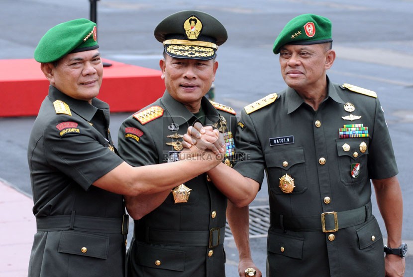   Panglima TNI Jenderal Moeldoko (tengah) berfoto bersama mantan KSAD Jenderal TNI Budiman (kiri) dan KSAD Letjen TNI Gatot Nurmantyo usai upacara serah terima jabatan KSAD di Mabes TNI AD, Jakarta, Jumat (25/7). (Republika/Aditya Pradana Putra)