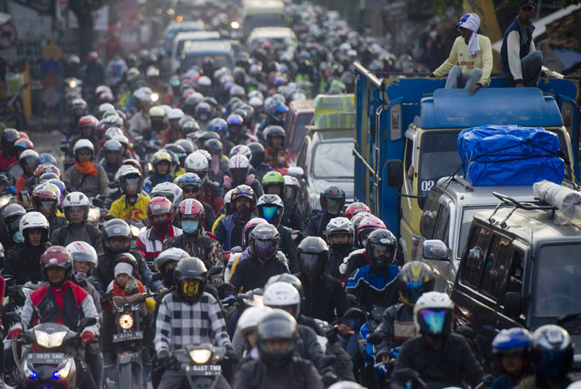   Pemudik kendaraan sepeda motor memadati jalur alternatif jalur Pantura Kawasan Cikalong, Karawang, Jawa Barat, Sabtu (26/7). (Antara/Wahyu Putro)