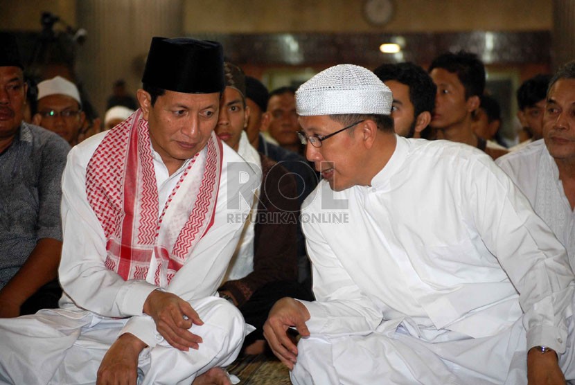   Menteri Agama Lukman Hakim Saefudin (kanan) berbincang dengan Wamenag Nasaruddin Umar saat Takbir Akbar Nasional di Masjid Istiqlal, Jakarta Pusat, Ahad (27/76).  (Republika/Raisan Al Farisi)