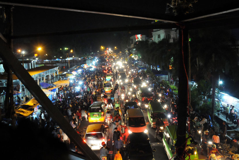  Kendaraan bermotor dan warga yang berjalan kaki memadati Jalan Kapten Muslihat di pusat Kota Bogor, Jawa Barat, Ahad (27/7). (Republika/Aditya Pradana Putra)