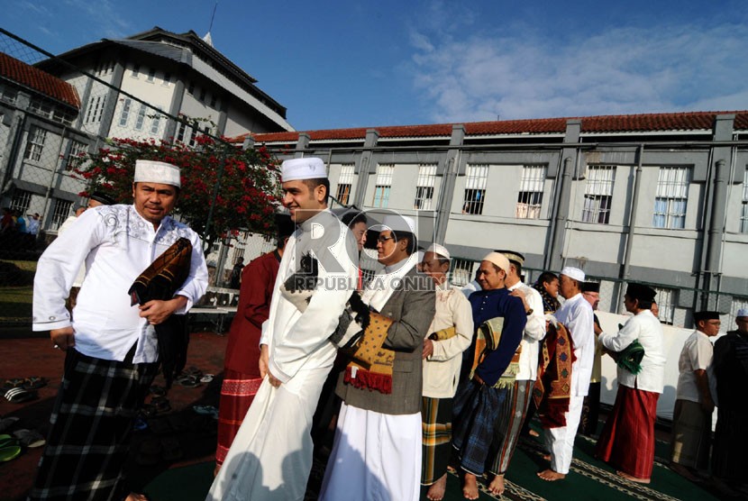  Nazarudin, terdakwa kasus suap proyek Hambalang, bersalaman dengan warga lapas usai melakukan salat Idul Fitri  1435 H , di Lapas Sukamiskin, Bandung, Senin (28/7).(foto: Septianjar Muharam)