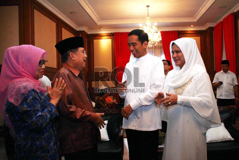   Gubernur DKI yang juga Presiden terpilih 2014-2019 Joko Widodo (kedua kanan) didampingi ibu Iriana (kanan) bersilaturahmi dengan Wapres terpilih Jusuf Kalla (kedua kiri) bersama ibu Mufida Kalla (kiri) di rumah dinas Gubernur DKI, Jakarta, Senin (28/7). 