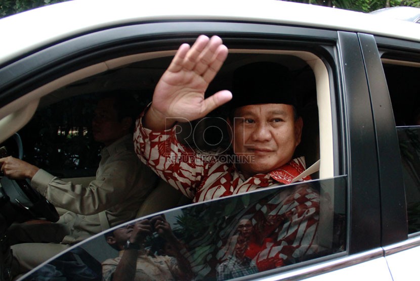   Prabowo Subianto menghadiri open house di kediaman Ketua Umum Partai Golongan Karya Aburizal Bakrie, Jakarta, Senin (28/7).  (Republika/Yasin Habibi)