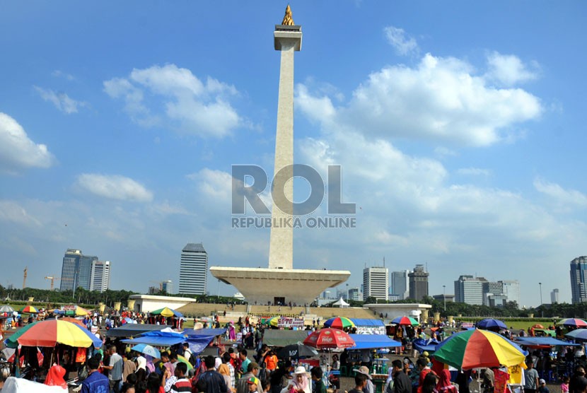    Warga memadati Kawasan Silang Monumen Nasional (Monas) di Jakarta, Selasa (29/7). (Republika/Aditya Pradana Putra)