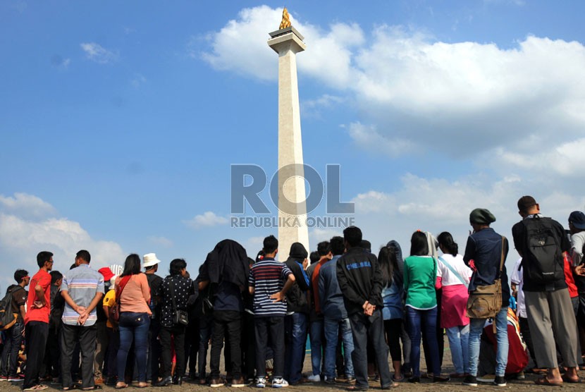   Warga menikmati suasana di Kawasan Silang Monumen Nasional (Monas), Jakarta, Selasa (29/7). (Republika/Aditya Pradana Putra)