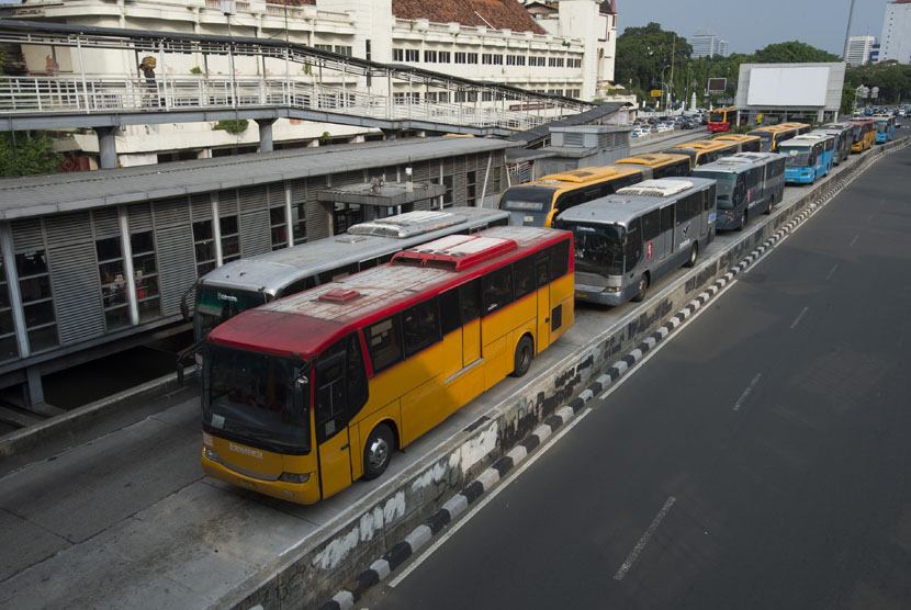  Sejumlah bus transjakarta antre untuk mengangkut penumpang di Halte Harmoni, Jakarta, Rabu (30/7). (Antara/Rosa Panggabean)