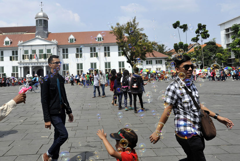  Wisatawan menikmati suasana liburan di kawasan Museum Fatahillah Jakarta, Rabu (30/7).   (Antara/Andika Wahyu)