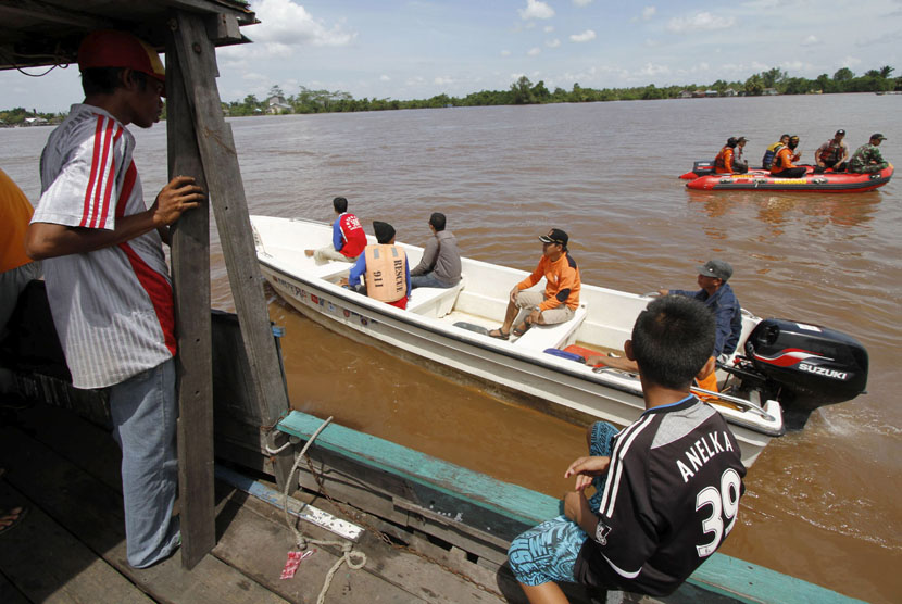 Tim SAR melakukan pencarian korban hilang kecelakaan tenggelamnya kapal feri di perairan Sungai Kapuas, Desa Panamas, Kabupaten Kuala Kapuas, Kalimantan Tengah, Rabu (30/7).(Antara/Herry Murdy Hermawan)