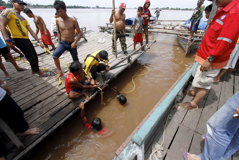 Tim SAR melakukan penyelaman untuk mencari korban hilang kecelakaan tenggelamnya kapal feri di perairan Sungai Kapuas, Desa Panamas, Kabupaten Kuala Kapuas, Kalimantan Tengah, Rabu (30/7).(Antara/Herry Murdy Hermawan)