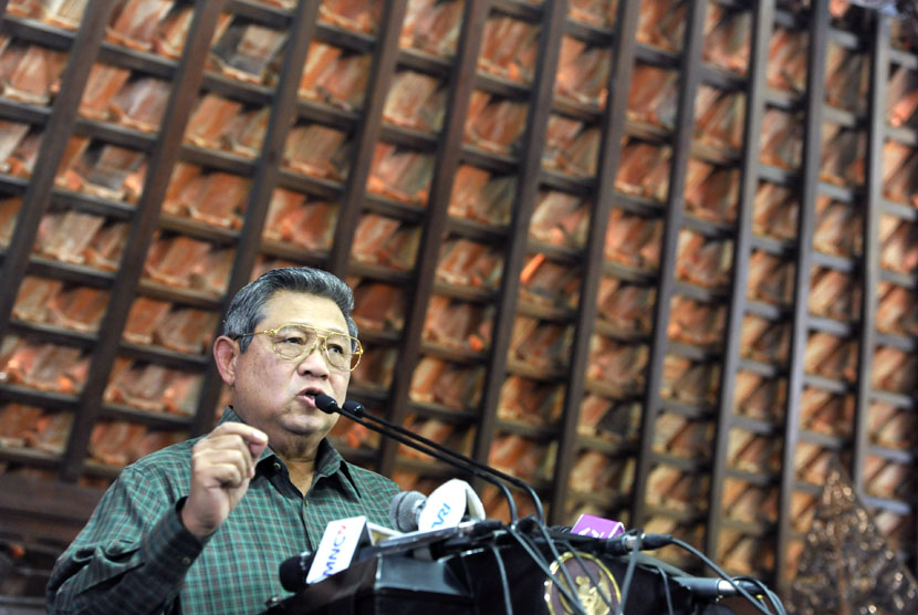   Presiden SBY memberikan keterangan pers terkait pemberitaan dari situs WikiLeaks tentang dugaan korupsi percetakan uang Republik Indonesia yang dicetak di Australia, di kediamannya Puri Cikeas, Bogor, Jabar, Kamis (31/7).(Antara/Andika Wahyu)