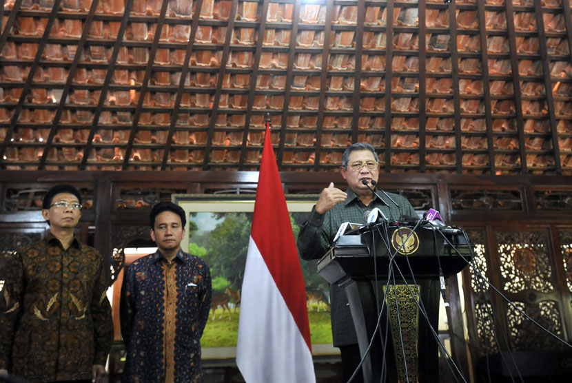  Presiden SBY (kanan) didampingi Deputi Gubernur Senior (DGS) Bank Indonesia (BI) Mirza Adityaswara (kedua kiri) dan Dirjen Perbendaharaan Kemenkeu Marwanto Harjowiryono (kiri) di Puri Cikeas, Bogor, Kamis (31/7).(Antara/Andika Wahyu) 