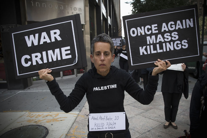  Sejumlah aktivis berunjuk rasa di New York,Kamis (31/7), menentang aksi pemboman Israel ke wilayah pemukiman penduduk sipil di Jalur Gaza.