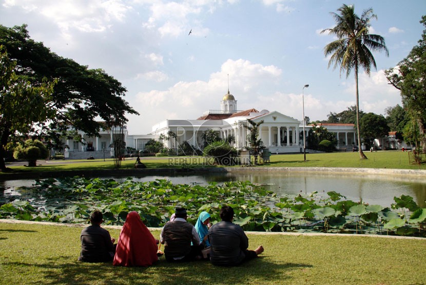   Warga bewisata ke Kebun Raya Bogor, Jawa Barat, Jumat (1/8).  (Republika/ Yasin Habibi)