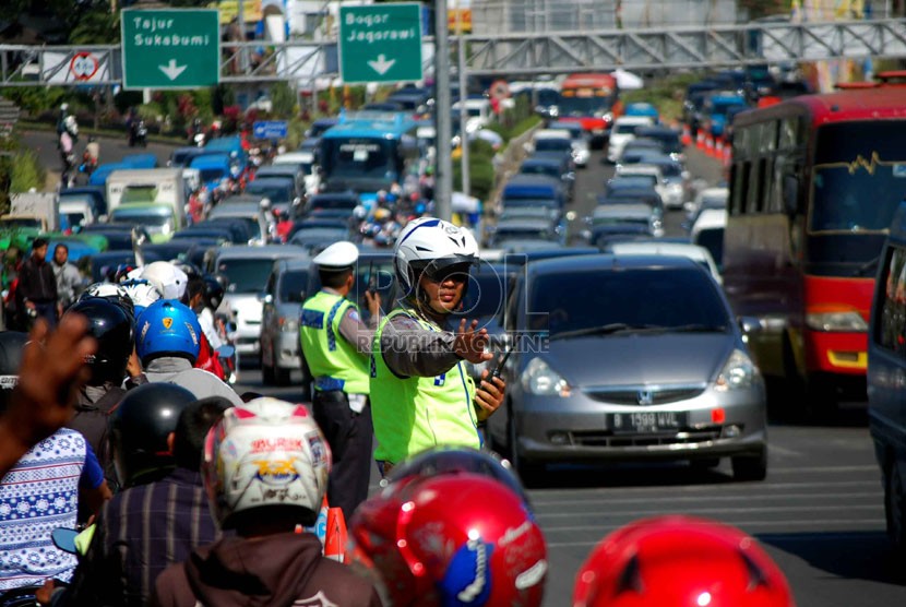  Ribuan kendaraan terjebak kemacetan di pintu keluar tol Jagorawi menuju kawasan wisata puncak, Bogor, Jawa Barat, Sabtu (2/8). (Republika/Raisan Al Farisi)