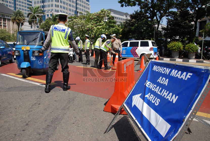  Petugas kepolisian melakukan pengalihan arus lalulintas di Jalan Medan Merdeka Barat, Jakarta Pusat, Rabu (6/8).  (Republika/Rakhmawaty La'lang )