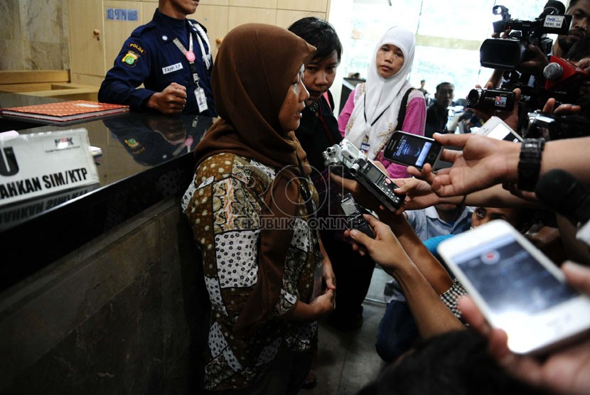  TKI korban pemerasan aparat di Bandara Soekarno Hatta, Siti Badriyah menjawab pertanyaan media saat melapor ke gedung Komisi Pemberantasan Korupsi (KPK), Jakarta, Rabu (6/8). (Republika/ Tahta Aidilla)