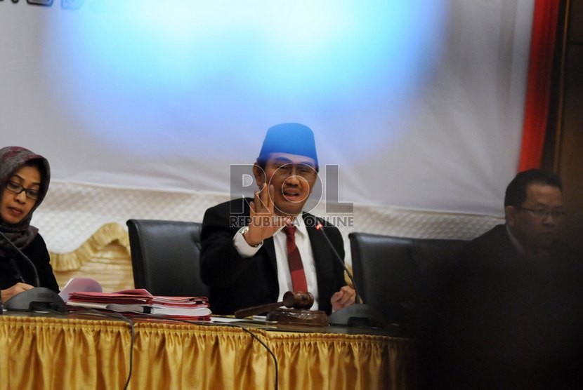  Ketua Dewan Kehormatan Penyelenggara Pemilu (DKPP) RI Jimly Asshidiqie (tengah) memimpin sidang perdana dugaan pelanggaran kode etik KPU dan Badan Pengawas Pemilu (Bawaslu) di Jakarta, Jumat (8/8).   ( Republika/Aditya Pradana Putra)