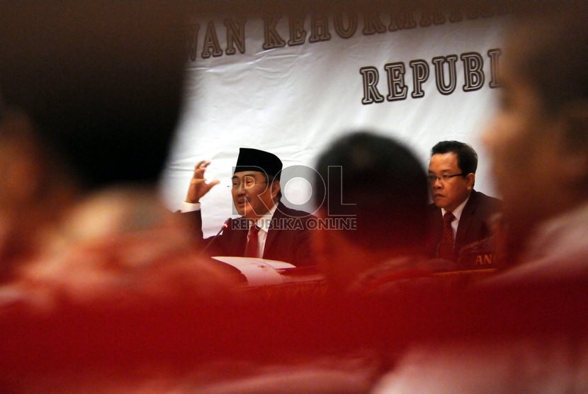  Ketua Dewan Kehormatan Penyelenggara Pemilu (DKPP) RI Jimly Asshidiqie (kiri) memimpin sidang perdana dugaan pelanggaran kode etik KPU dan Badan Pengawas Pemilu (Bawaslu) di Jakarta, Jumat (8/8).   ( Republika/Aditya Pradana Putra)