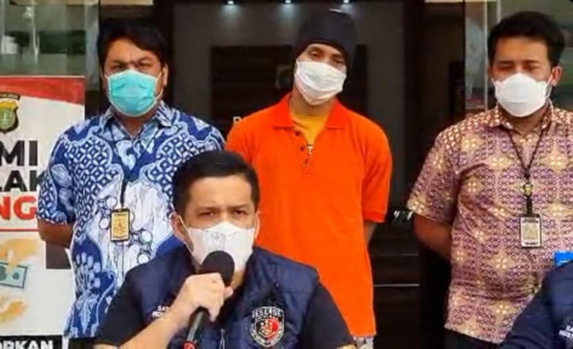 M Aldi Royya alias Penyok (baju oranye), anggota geng motor yang mengeroyok polisi, dihadirkan saar rilis kasusnya di Mapolres Jaksel, Jumat (16/7). Penyok sepekan buron.